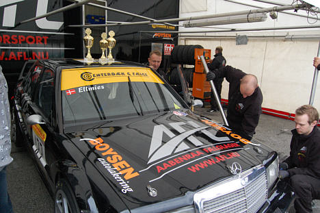 Tilfredse mekaniker hos AFL Motorsport.